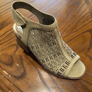 Vince Camuto Keannie Sandal- NWOT